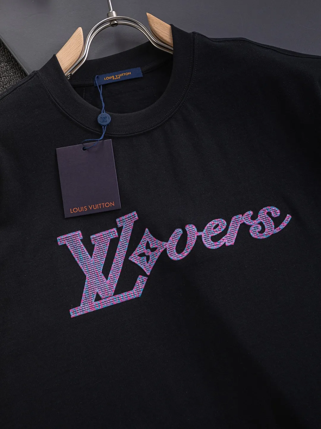 🅿️190 Louis Vuitton 1V micro-wide version S-Xl LV 25ss new product counters are on the shelves at the same time. Colorful purple letter design embroidery. Letter embroidery round neck short-sleeved T-shirt, same style for men and women! Synchronized with the official website, pure cotton fabrics at the counter! It is close to the skin and comfortable, durable and easy to wear. It has a classic and simple logo design and meticulous original craftsmanship. Short-sleeves, a must-have item for men, do not appear to be the same for the general public, but must be unique and eye-catching. This LV short-sleeve is all about quality, comfort, the same shape and fashion as always, including fabrics and cutting techniques. All of them have been made with great effort! 320 grams of washed pure cotton fabric, pure cotton is breathable, very refreshing and comfortable for daily wear. The rib knitting on the neckline is smooth and tight, and the neckline will not be skewed if you toss it at will. The loose version, you will find that it looks really good on the upper body. The overall is minimalist and neat, super versatile for daily use! Pair it casually with a pair of pants for a youthful look. A T-shirt will make your outfit crazy. It is a fashionable item that can never go wrong! Black, white, size: S-XL Size chart: S: Shoulder width 50-Bust 54-Length 70 M: Shoulder width 52-Bust 56.5-Length 72 L: Shoulder width 54-Bust 59-Length 74 XL: Shoulder width 56-Bust 61.5-Length 76
